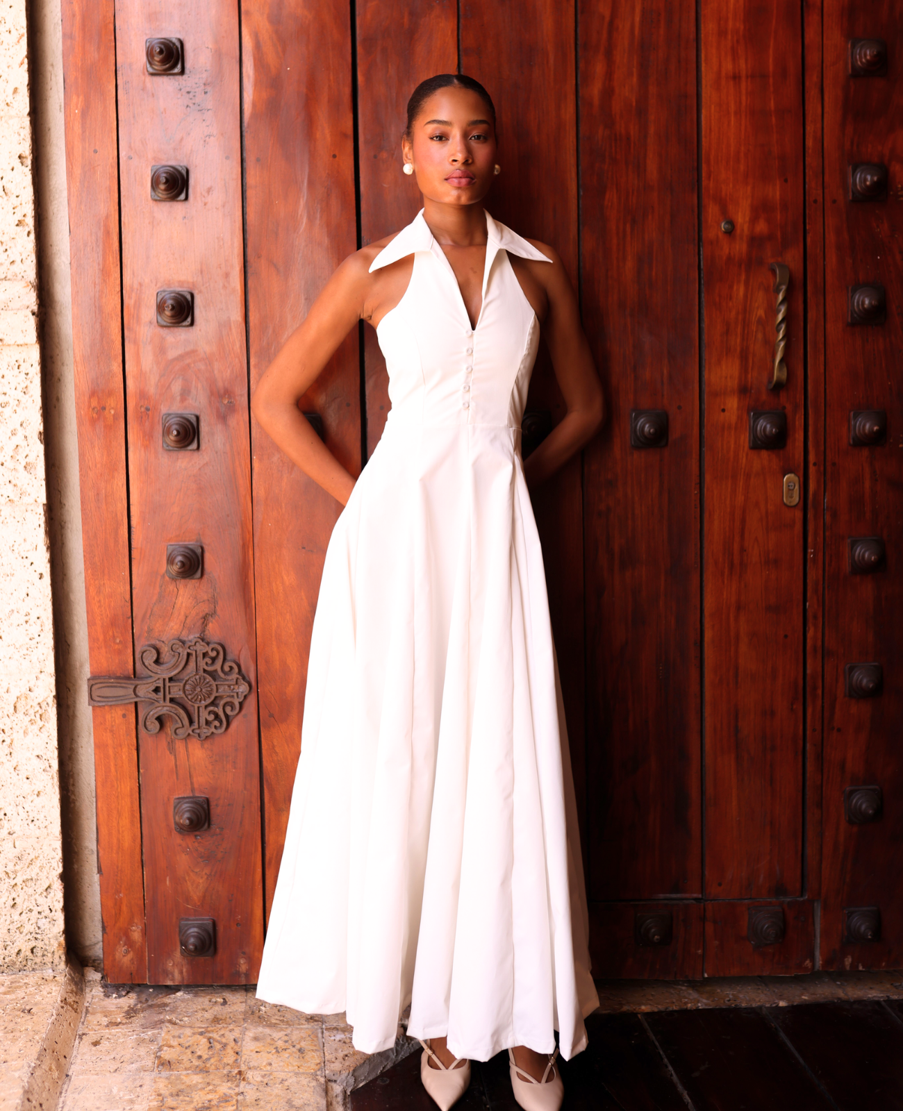 vestido elegante con cuello camisero tipo Halter y falda fluida.