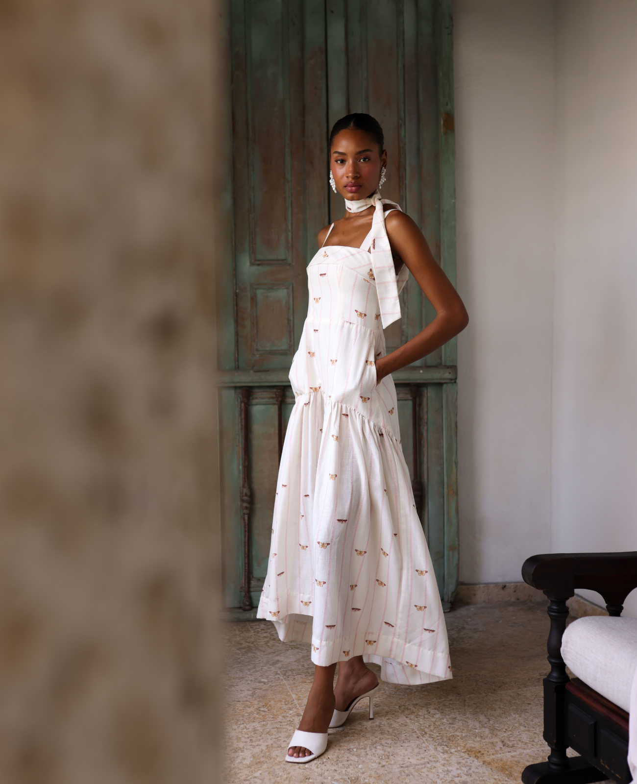 vestido con tirantes y escote recto.
