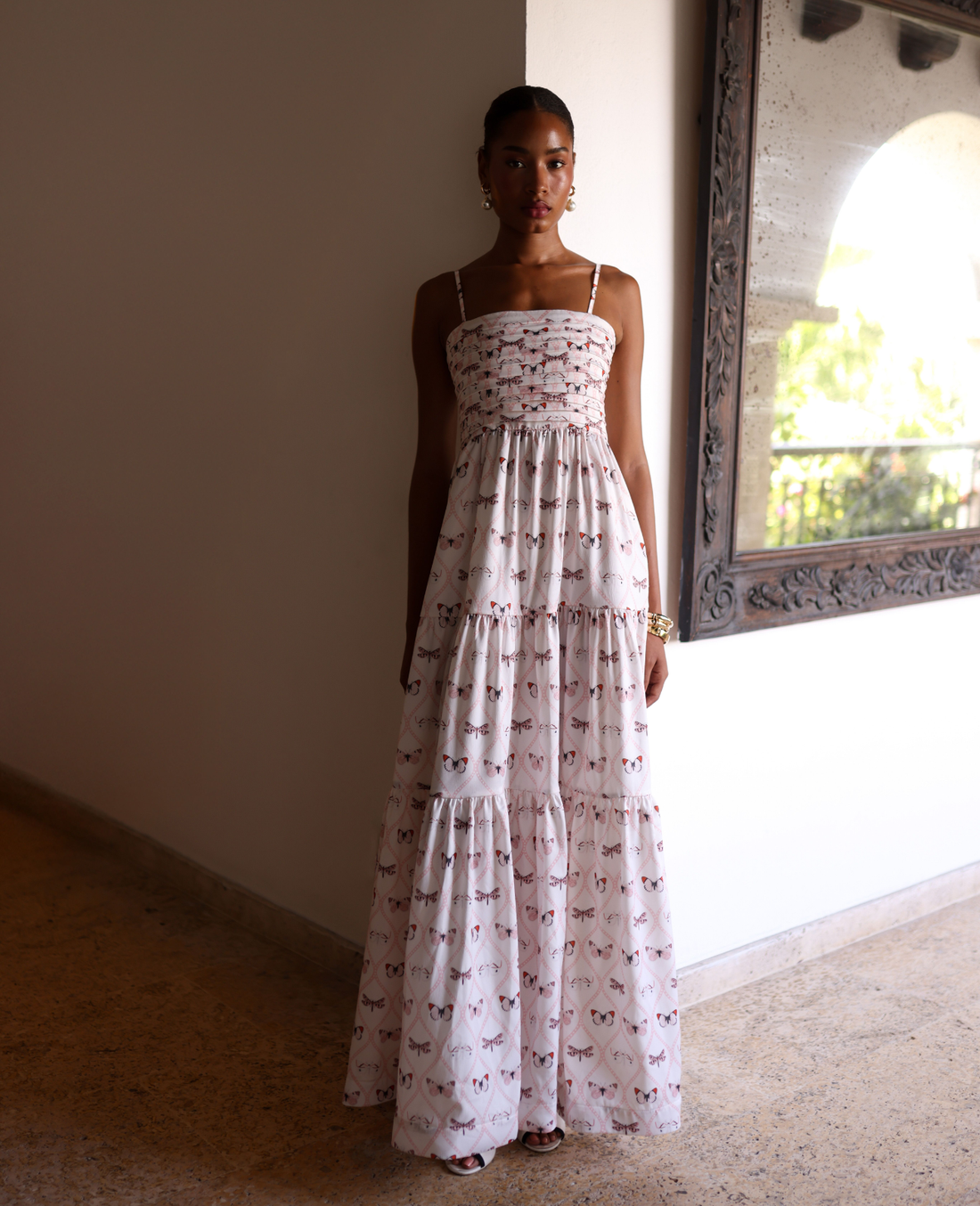 vestido con tirantes y corte recto.