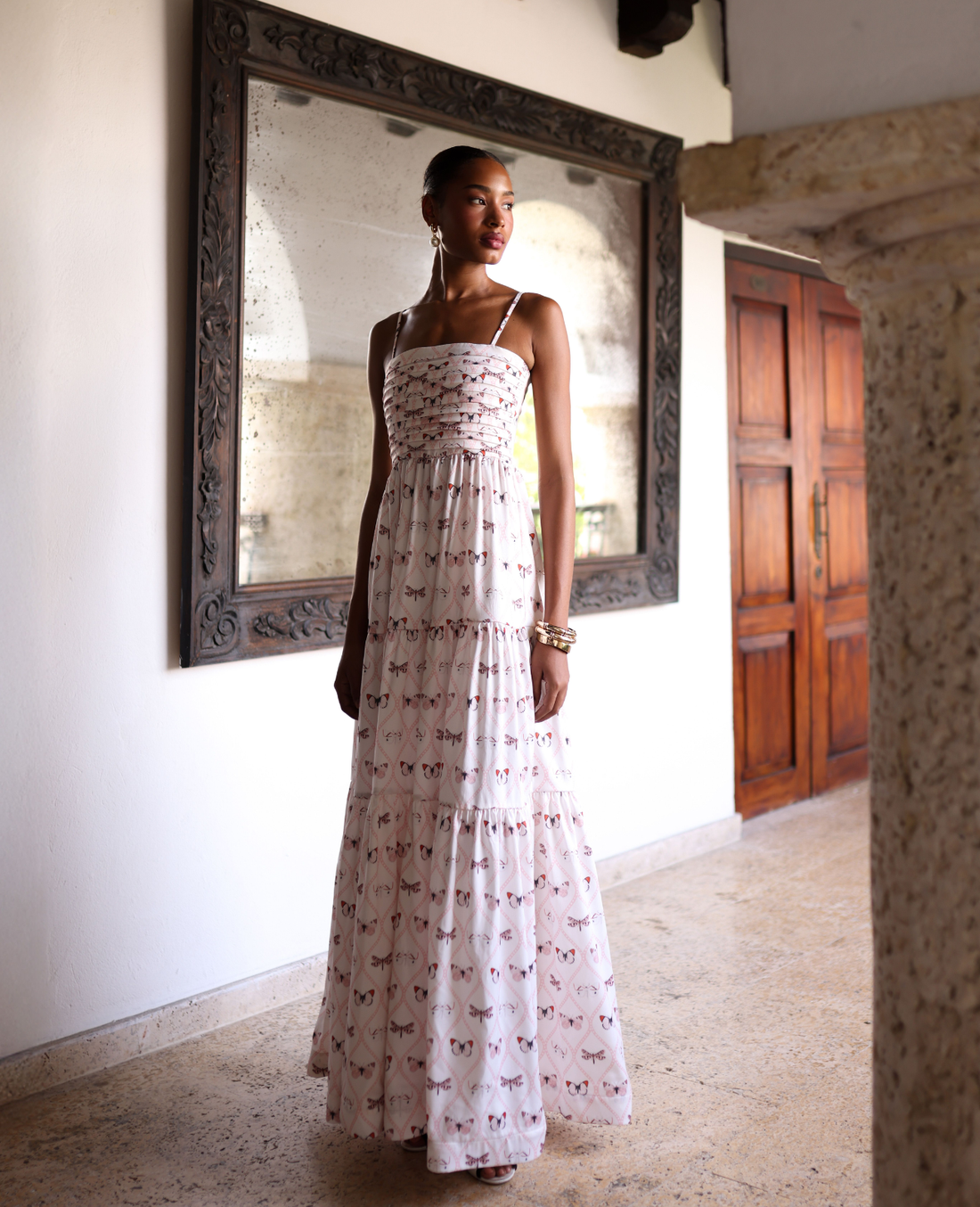 vestido con tirantes y corte recto.