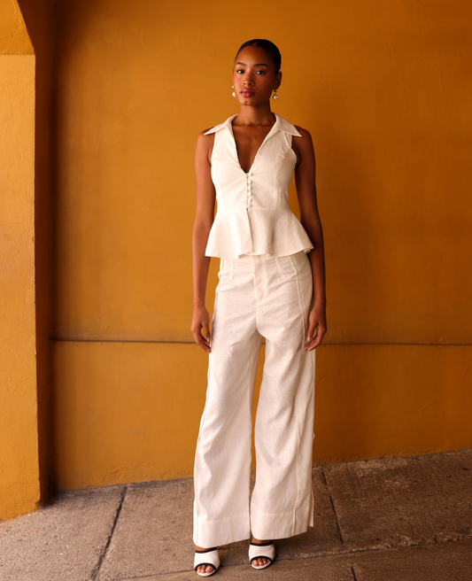 pantalón tiro alto con silueta amplia.