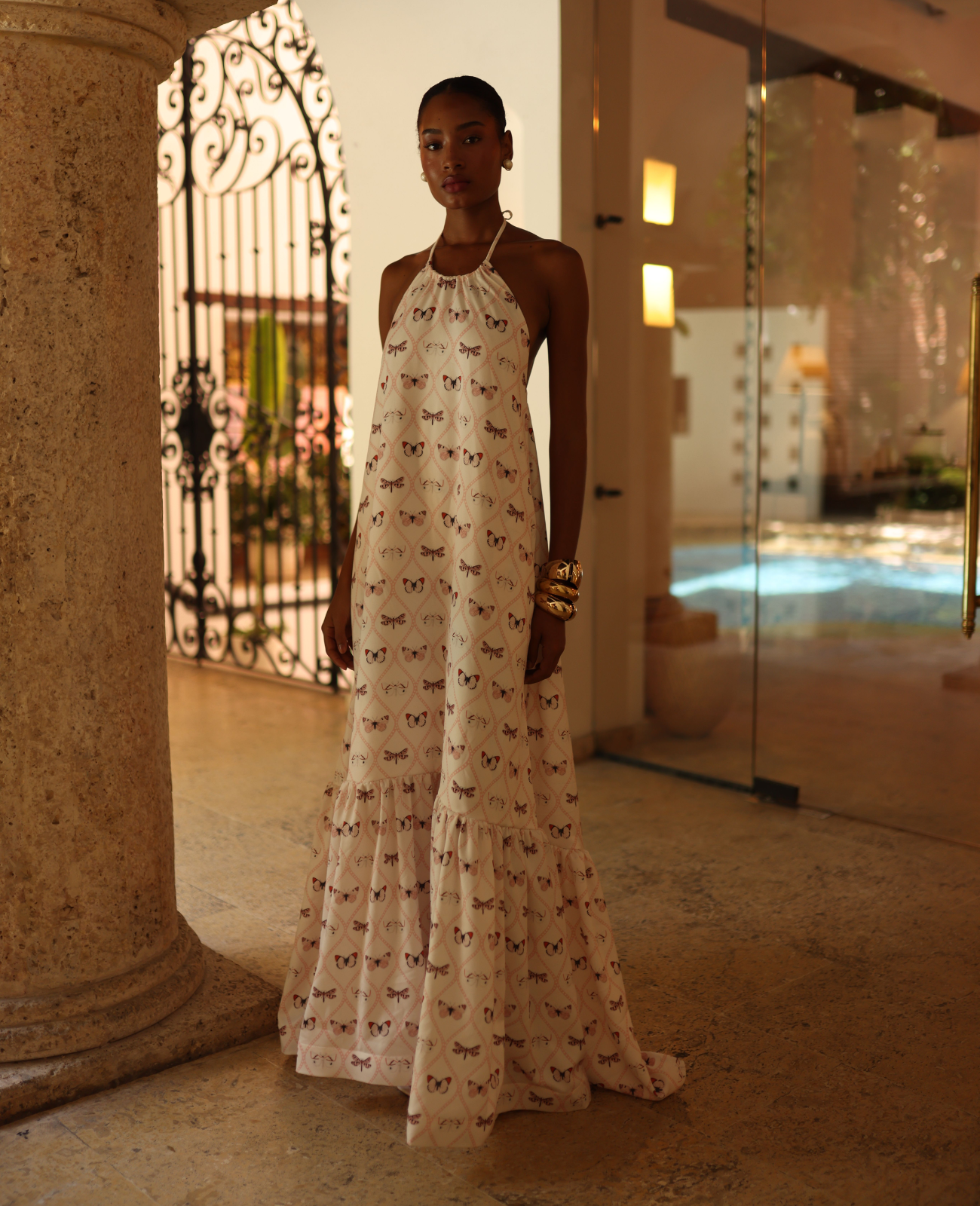 vestido elegante y moderno con cuello halter, espalda descubierta y falda amplia