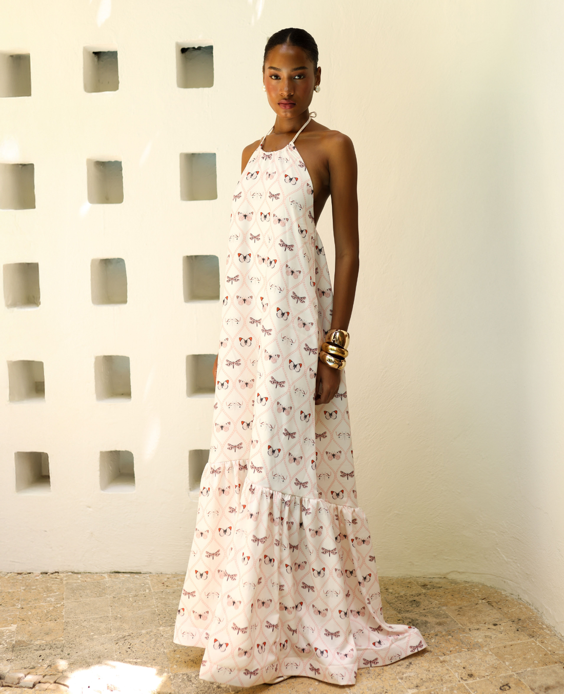 vestido elegante y moderno con cuello halter, espalda descubierta y falda amplia