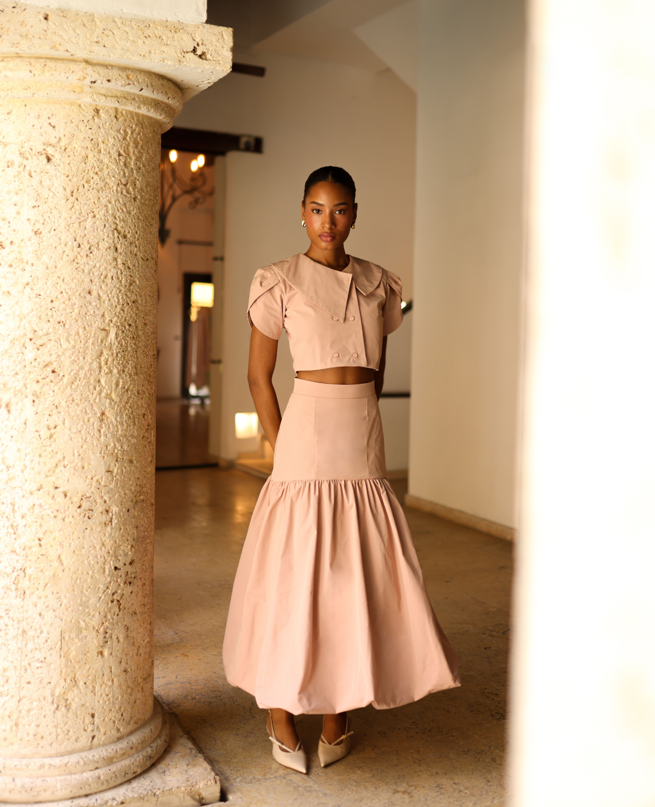 falda clásica y elegante. La cotilla a la cadera aporta soporte y definición a la silueta, tiene un corte amplio.