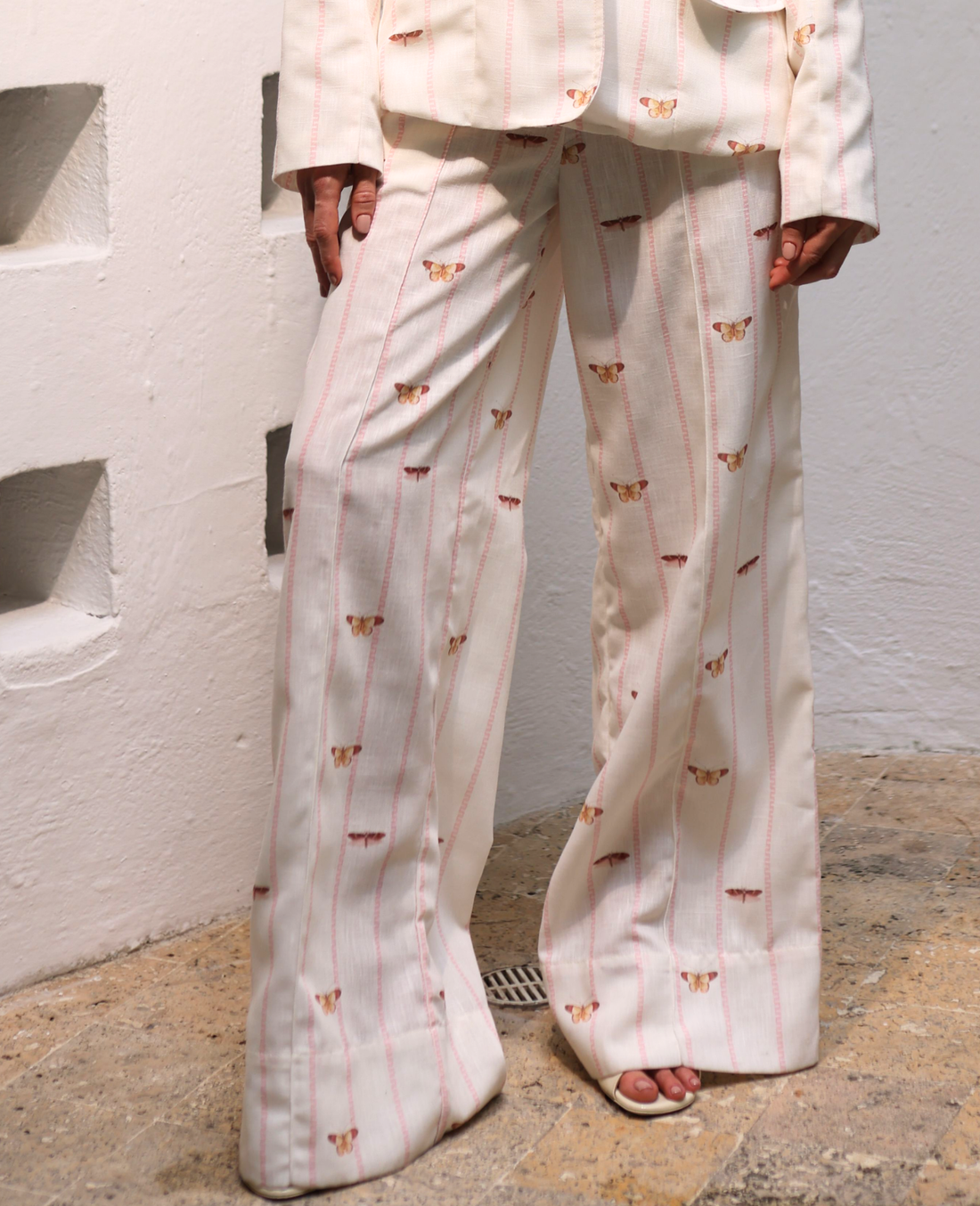 pantalón a la cintura con corte recto y fluido.