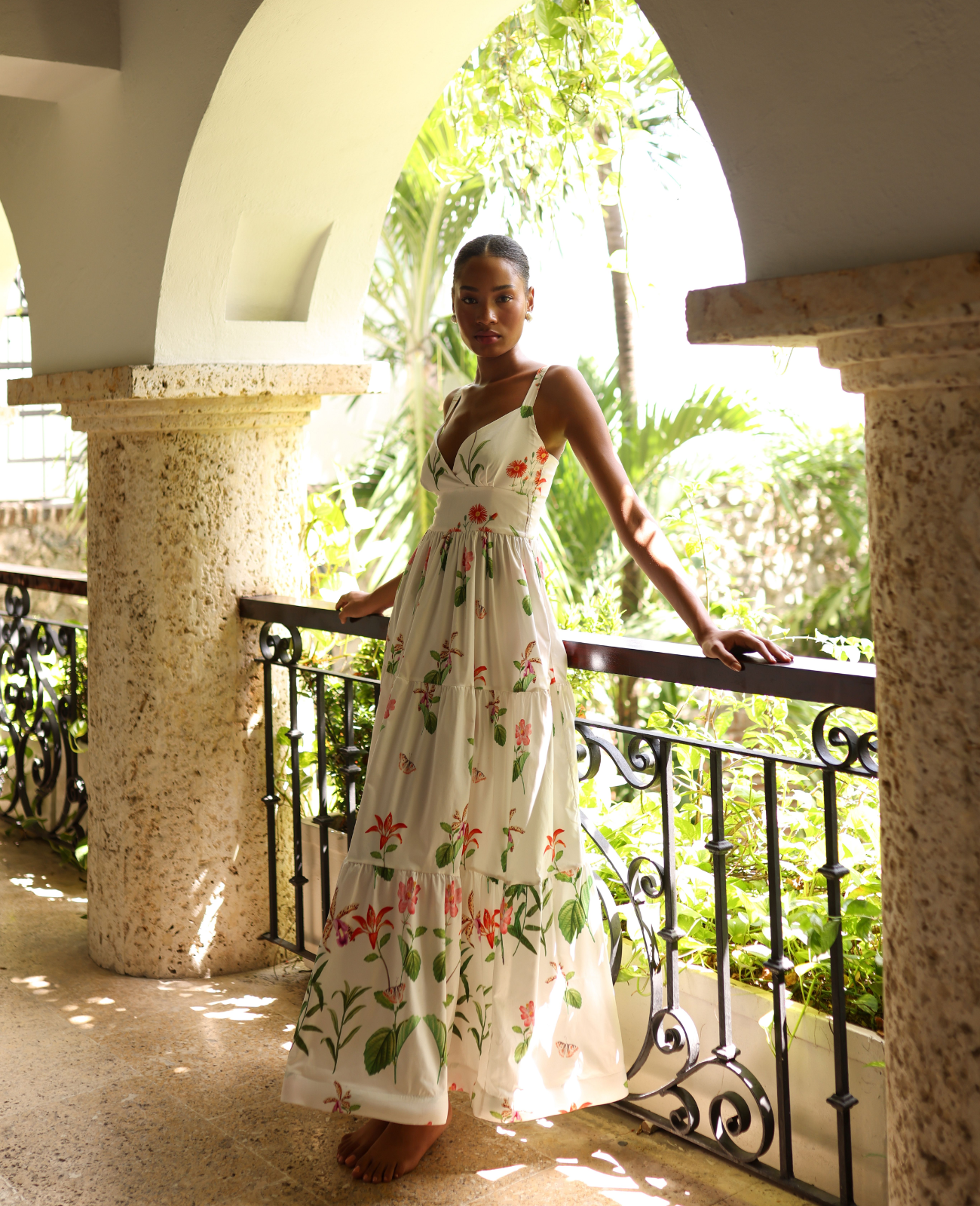  Vestido romántico con escote en V cruzado para estilizar y entallado para marcar la cintura